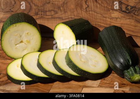 Zucchini Cucurbita pepo dal proprio orto Foto Stock