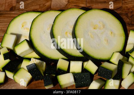 Zucchini Cucurbita pepo dal proprio orto Foto Stock
