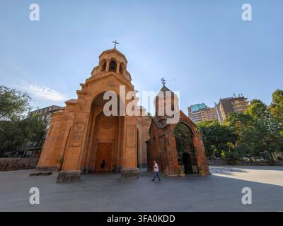 Chiesa di Sant'Anna con ingresso ad arco e cupola. Persona che cammina vicino alla struttura. Alberi ed edifici moderni visibili sullo sfondo. Cielo azzurro sopra Foto Stock