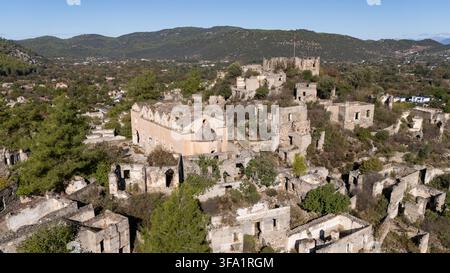 Villaggio greco abbandonato di Kayakoy a Fethiye, Turchia, case storiche in pietra e rovine su una collina panoramica del Mediterraneo Foto Stock