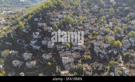 Villaggio greco abbandonato di Kayakoy a Fethiye, Turchia, case storiche in pietra e rovine su una collina panoramica del Mediterraneo Foto Stock