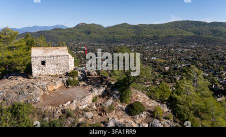 Villaggio greco abbandonato di Kayakoy a Fethiye, Turchia, case storiche in pietra e rovine su una collina panoramica del Mediterraneo Foto Stock