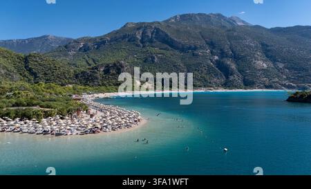 Vista aerea della famosa spiaggia di Blue Lagoon a Oludeniz, Fethiye, Turchia, mare Mediterraneo turchese e paesaggio costiero mozzafiato Foto Stock