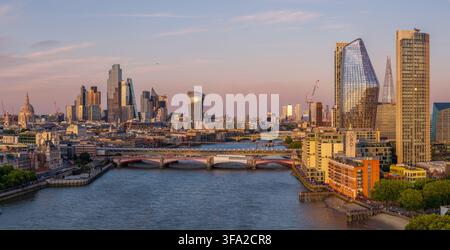 Panorama della città di Londra che mostra l'architettura moderna e storica del centro di Londra, Inghilterra, Regno Unito. Foto Stock