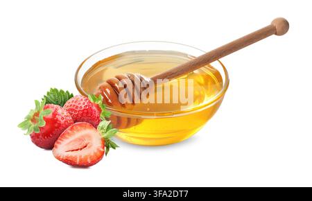 Miele biologico in ciotola di vetro e fragole fresche isolate su bianco Foto Stock