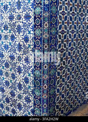 Istanbul - 24 set 2024 - intricato lavoro di piastrelle ottomane che mostra un bellissimo motivo geometrico in tonalità di blu e bianco. Moschea Rustem Pasa Cami Foto Stock