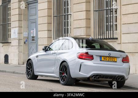 Nancy, Francia – Vista di una BMW M2 CS bianca parcheggiata su una strada con un edificio sullo sfondo. Foto Stock