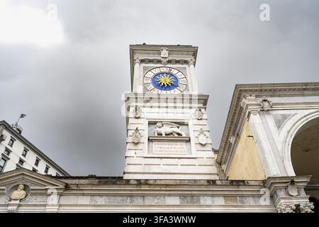 Torre dell'orologio sulla piazza principale Piazza della Liberta, Centro Storico, Udine, Friuli-Venezia Giulia, Italia Foto Stock