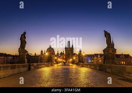 Vista del Ponte Carlo a Praga al tramonto, Repubblica Ceca. Il simbolo di Praga famoso in tutto il mondo Foto Stock