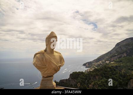 Terrazza dell'Infinito, Giardini di Villa Cimbrone villa a ravello, Italia: Marmo con vista sul mare dal balcone Foto Stock