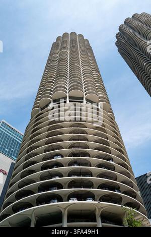 Vista ad angolo basso della storica torre residenziale a forma di chicco di mais Bertrand Goldberg Marina City e dei livelli di parcheggio a spirale a Chicago. Foto Stock