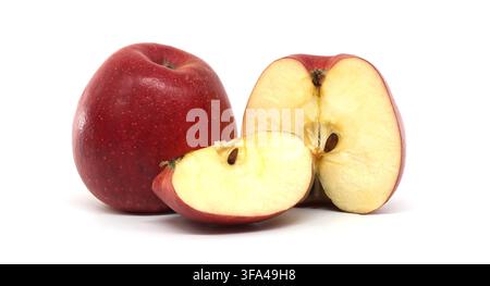 Mele rosse brillanti disposte su uno sfondo bianco con un frutto intero, una metà e una fetta, consistenza croccante e polpa succosa evidenziano la freschezza e un n Foto Stock