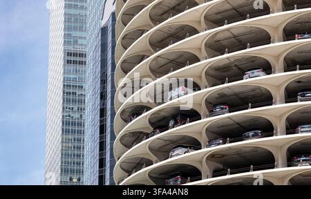 Parcheggi a spirale semicircolare dell'iconica torre di metà secolo Marina City progettata da Bertrand Goldberg a Chicago. Foto Stock