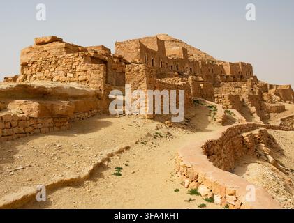Antiche abitazioni berbere abbandonate di Ksar Guermassa, Tunisia Foto Stock