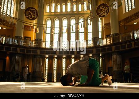 Istanbul, Turchia. 17 agosto 2026. Un uomo prega all'interno della moschea di Taksim mentre la luce del sole filtra attraverso le finestre a Istanbul, Turchia, il 17 agosto 2026. (Foto di Moe Zoyari/Sipa USA) Credit: Sipa USA/Alamy Live News Foto Stock