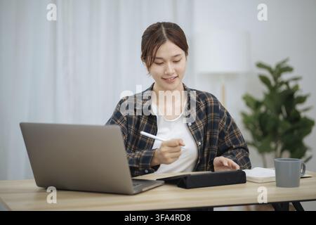 Donna asiatica felice e bella Coaching Formazione Insieme Concetto di Istruzione Management. Giovane donna d'affari Studentessa intelligente utilizza un laptop per la Formazione Foto Stock