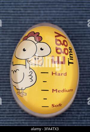 Gadget da cucina eggy giallo eggy su blu Foto Stock