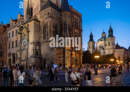 Antico Municipio e Chiesa di San Nicola di notte nella città di Praga, Repubblica Ceca. Foto Stock