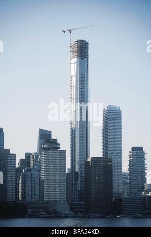 La Pinnacle SkyTower al numero 1 di Yonge Street si erge sopra il lungomare di Toronto come l'edificio più alto del Canada, vista qui durante la costruzione con una gru Foto Stock