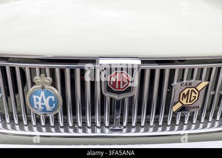 Harrogate, Yorkshire UK, 17 agosto 2026: Primo piano della vista frontale di un'auto MG classica con griglia verticale cromata con emblema MG, emblema RAC e MG C Foto Stock