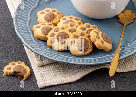 Biscotti al burro alla vaniglia e cioccolato a forma di zampa d'orso Foto Stock