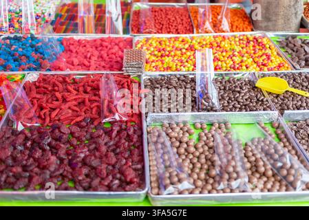 Vista aerea di uno stand tradizionale di dolciumi in un mercato messicano con vari dolci gommosi, cioccolato e prelibatezze dolci. Foto Stock