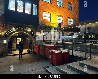 LONDON, UK - 18 gennaio 2023: L'ingresso del pub Old Thameside Inn illuminato di notte, vicino al Tamigi a Londra. Foto Stock