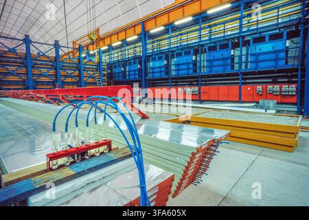 Ampia veduta interna di una sala di ricerca sotterranea con moduli di rilevatori e tecnici. Laboratorio Nazionale del Gran Sasso, L'Aquila, Abruzzo, Italia, Europa Foto Stock