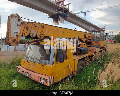 Trutnov, Repubblica Ceca – 5 agosto 2026. Un camioncino con gru Tatra 815 CKD giallo è parcheggiato in un'area erbosa. Il veicolo è arrugginito e mostra segni di usura. Foto Stock