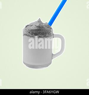Contrasto sensoriale: Tazza Hybrid Duotone Matcha Mixes e adesivo Pop Art blu neon Foto Stock