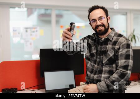 I professionisti collaborano in uno spazio ufficio moderno, mostrando un ambiente di lavoro creativo e innovativo durante le ore del mattino Foto Stock