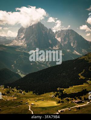 Gruppo montuoso del Sassolungo nelle Dolomiti, Italia, circondato da prati alpini, foreste e sentieri panoramici. Foto Stock