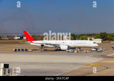 Aeroporto affollato con aerei e veicoli di servizio ad Antalya, Turchia Foto Stock
