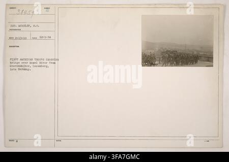 Le prime truppe americane che attraversano un ponte sul fiume Mosella da Grevenmacher, Lussemburgo, verso la Germania, fotografate il 1 dicembre 1918 dal sergente McAuley, fotografo del Corpo delle Comunicazioni. Foto Stock