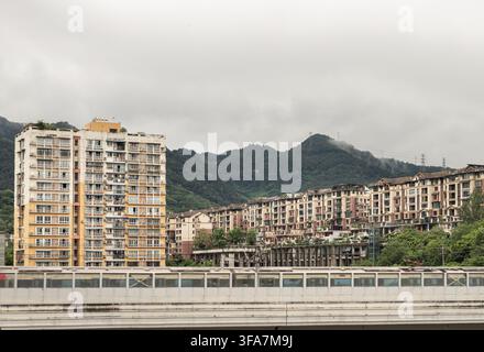 Chongqing, Cina – 8 giu 2026 – un punto di osservazione nella città antica di Ciqikou mostra la drammatica topografia verticale di Chongqing, dove un’elevata Foto Stock