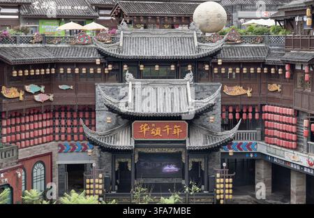 Chongqing, Cina – 8 giugno 2026 – Un grande padiglione cinese tradizionale a più livelli si erge come elemento centrale suggestivo nella vecchia città di Ciqikou, caratterizzato da Foto Stock