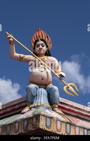 Tempio indù Sri Krishna Draupathi Kovil, Mauritius. Statua di Shiva sulla cima della pagoda. Foto Stock