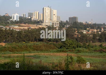 Campi ed edifici a Kigali, Ruanda. Foto Stock