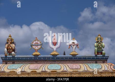 Tempio indù Sri Krishna Draupathi Kovil, Mauritius. Statue sul tetto di una pagoda. Foto Stock