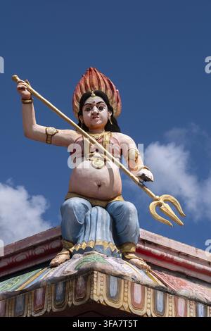 Tempio indù Sri Krishna Draupathi Kovil, Mauritius. Statua di Shiva in cima alla pagoda. Tempio indù Bsip 016983 068 Foto Stock
