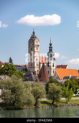 Chiese Frauenbergkirche e Pfarrkirche St Nikolaus, viste dal Danubio, Krems, Austria Foto Stock