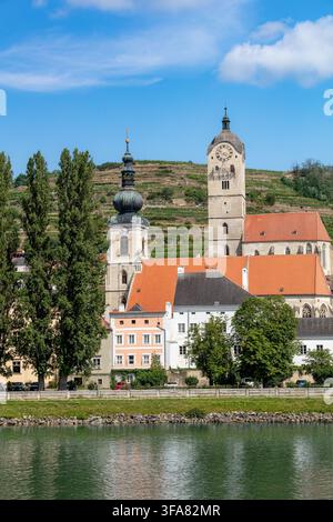 Chiese Frauenbergkirche e Pfarrkirche St Nikolaus, viste dal Danubio, Krems, Austria Foto Stock