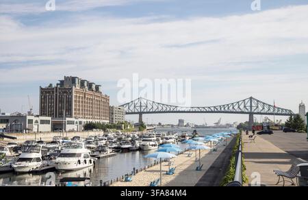 Barche ormeggiate nel vecchio porto di Montreal, Quebec, Canada Foto Stock