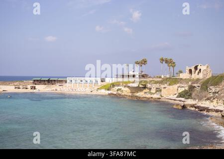 Hotel e ristorante Oasis sulla spiaggia di Ayfilon. Dipkarpaz. Vista costiera sulle rovine storiche in pietra, resort sul lungomare. Foto Stock