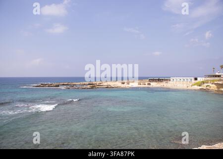 Hotel e ristorante Oasis sulla spiaggia di Ayfilon. Dipkarpaz. Vista costiera sulle rovine storiche in pietra, resort sul lungomare. Foto Stock