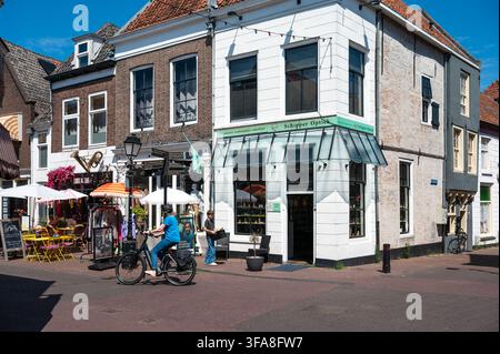 Il mercato nel centro storico di Culemborg, con negozi, caffè e terrazze all'aperto. Culemborg, Gelderland, Paesi Bassi, 27 luglio 2026. Foto Werner Foto Stock