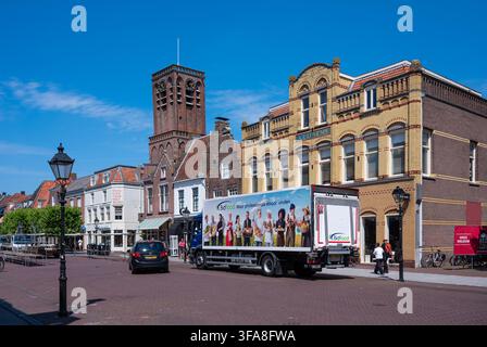 Il mercato nel centro storico di Culemborg, con negozi, caffè e terrazze all'aperto. Culemborg, Gelderland, Paesi Bassi, 27 luglio 2026. Foto Werner Foto Stock