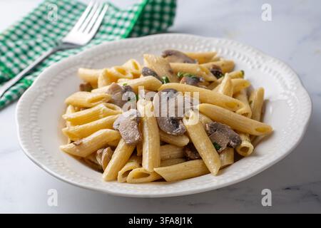 Penne con salsa cremosa ai funghi. Foto Stock