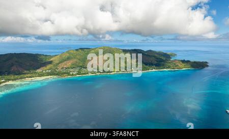Vegetazione lussureggiante e affioramenti rocciosi coprono l'isola, con spiagge di sabbia bianca e acque turchesi vibranti lungo la costa. Curieuse, Seychelles. Foto Stock