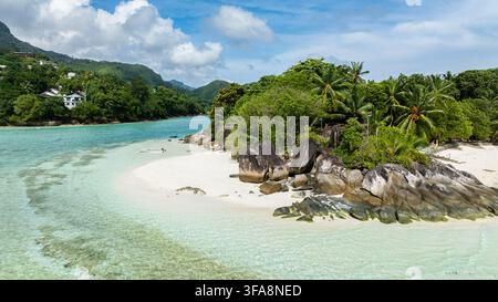 Isola con vegetazione vivace, spiagge sabbiose e acque turchesi. Seychelles, Mahe. Foto Stock